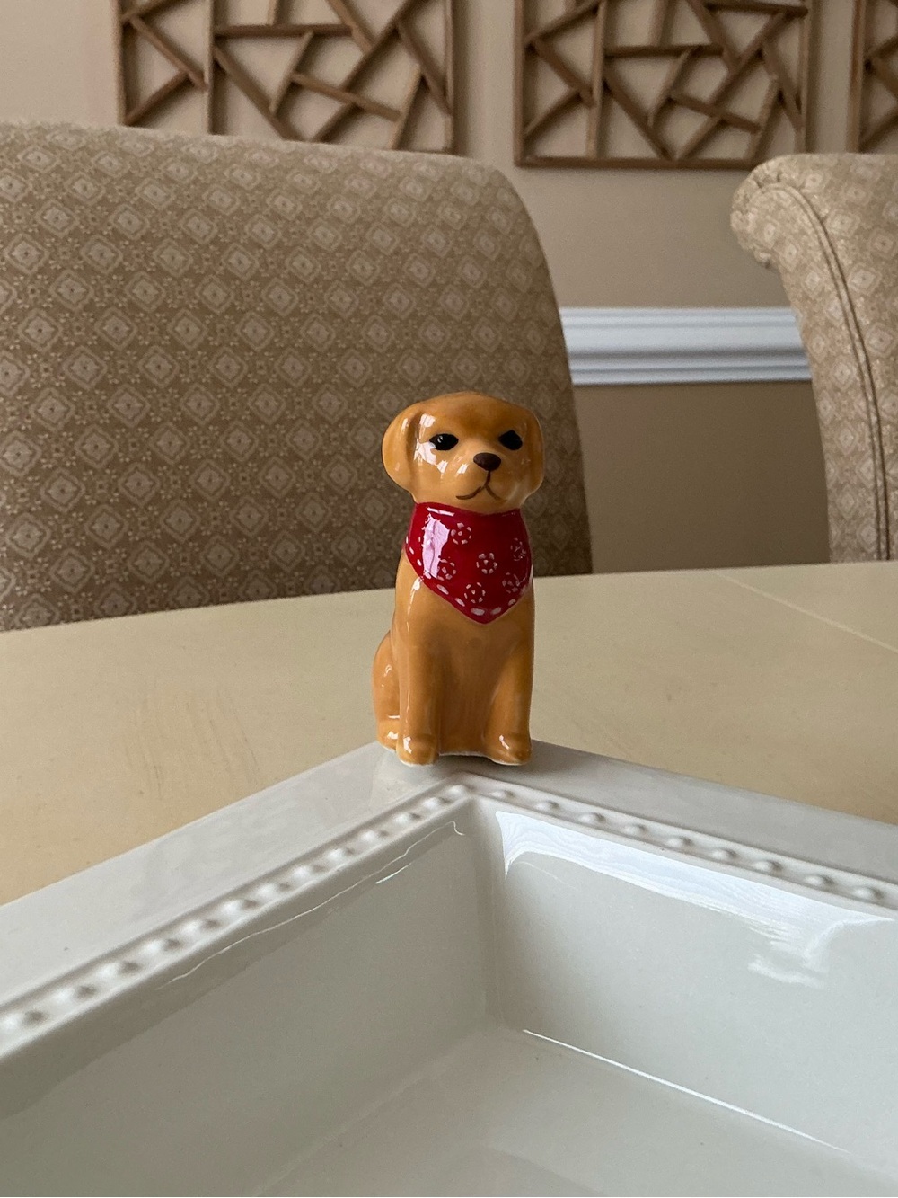 Ceramic Puppy Dog Retriever Labrador Platter Decoration - Red Bandana 🦴